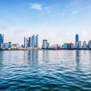 برج خور دبي: أيقونة معمارية تعانق السحاب في قلب دبي